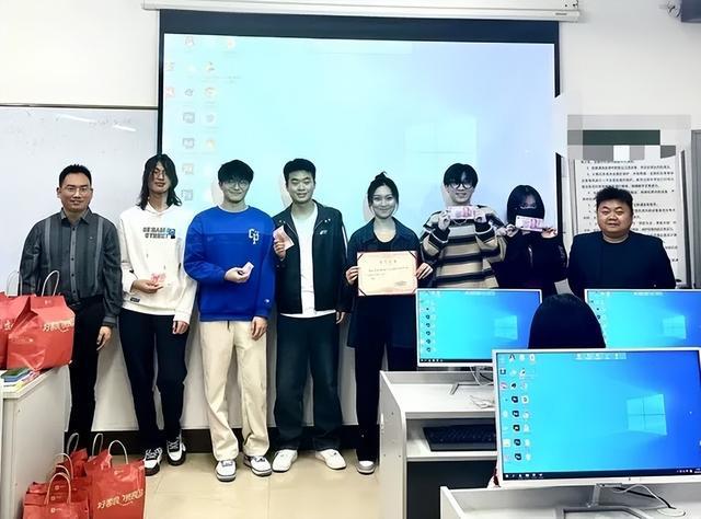 民辦高校女生一畢業(yè)即獲22萬年薪 潛力與機(jī)遇的完美結(jié)合